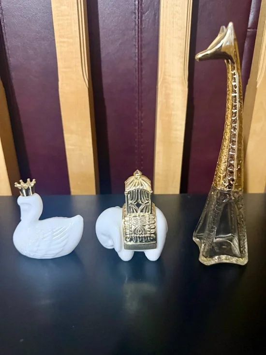 Avon White Ceramic Swan, Elephant and Giraffe Perfume Decanters - Picture 3 of 6